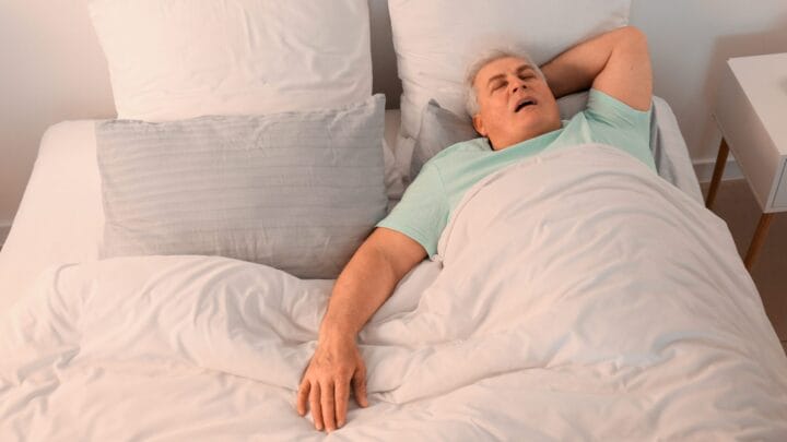 Conviver com apneia do sono após os 50 anos pode aumentar risco de demência