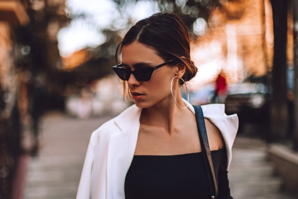 O coque despojado é uma escolha moderna e elegante para as festas de fim de ano (Imagem: Ekateryna Zubal | Shutterstock)