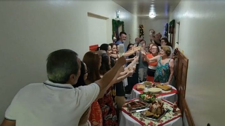 Corredor de prédio é local de ceia de Natal entre vizinhos no Sul de SC (5)
