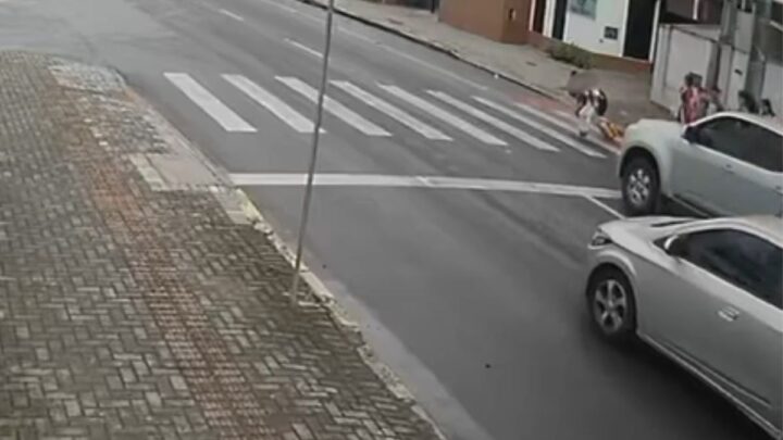 Imagens mostram momento que criança foi atropelada em Joinville (Foto: Reprodução, redes sociais)