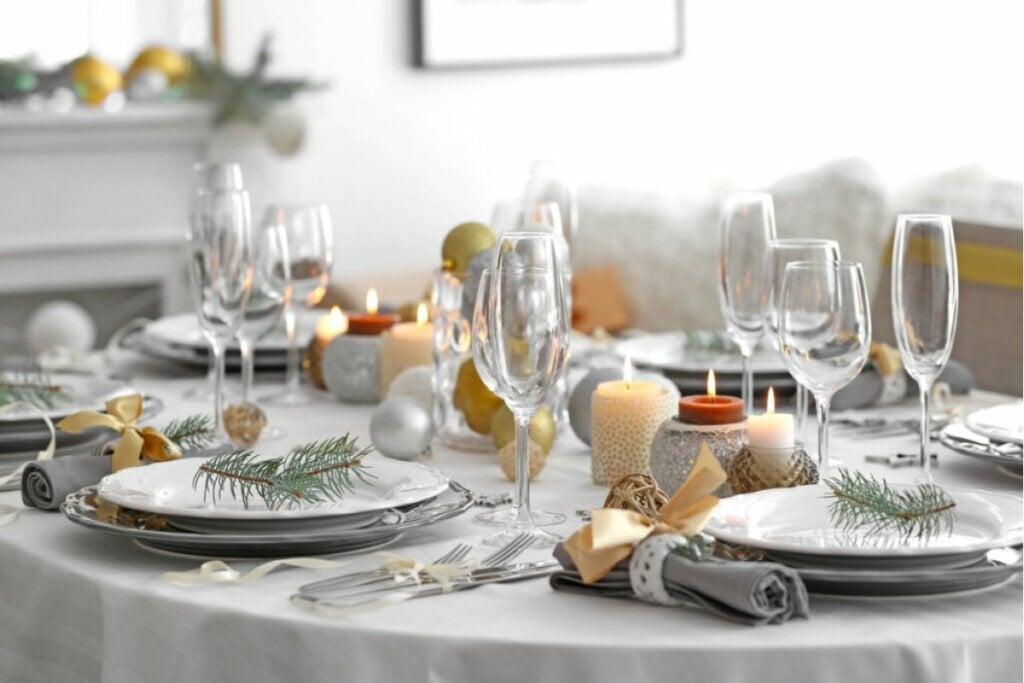 Utilizar taças e garrafas na decoração traz glamour para a ocasião (Imagem: Africa Studio | Shutterstock)