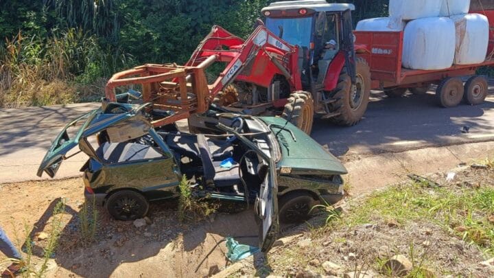 trator atinge carro no Extremo-Oeste SC.