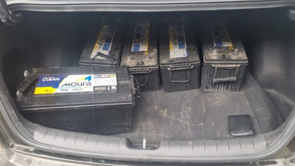 Furtos de baterias de antenas em SC acabam em prisão de dupla.