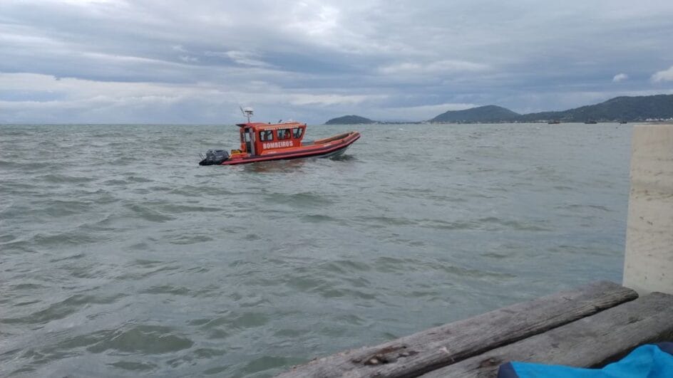 Buscas se concentram em praia de Florianópolis (Foto: Corpo de Bombeiros Militar, Divulgação)