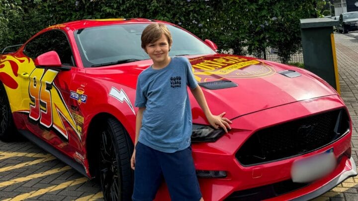 O fisiculturista natural Icaro Lermen, de Joinville, viralizou nas redes sociais após transformar um carro esportivo Mustang, recém-adquirido, no Relâmpago McQueen, personagem do filme Carros, da Pixar. A ação era para agradar o irmão, de sete anos, fã do desenho.