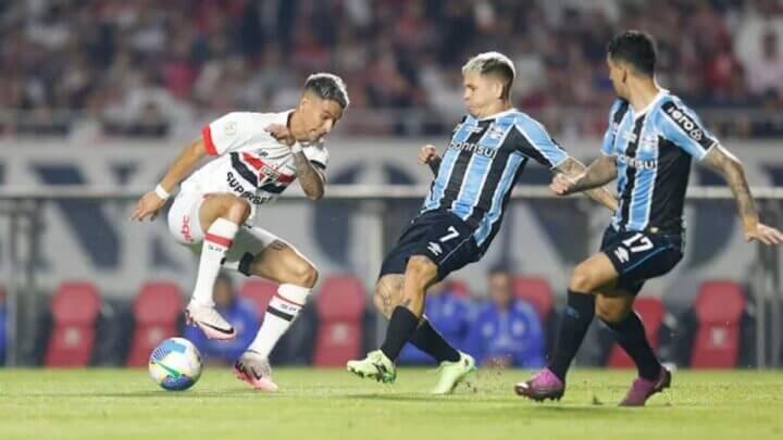 Grêmio vence São Paulo e encaminha permanência na Série A
