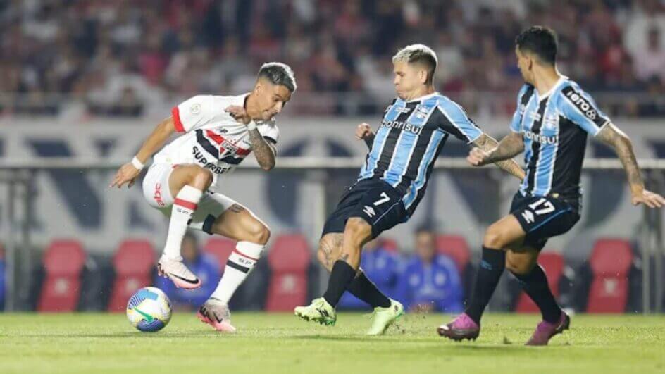 Grêmio vence São Paulo e encaminha permanência na Série A