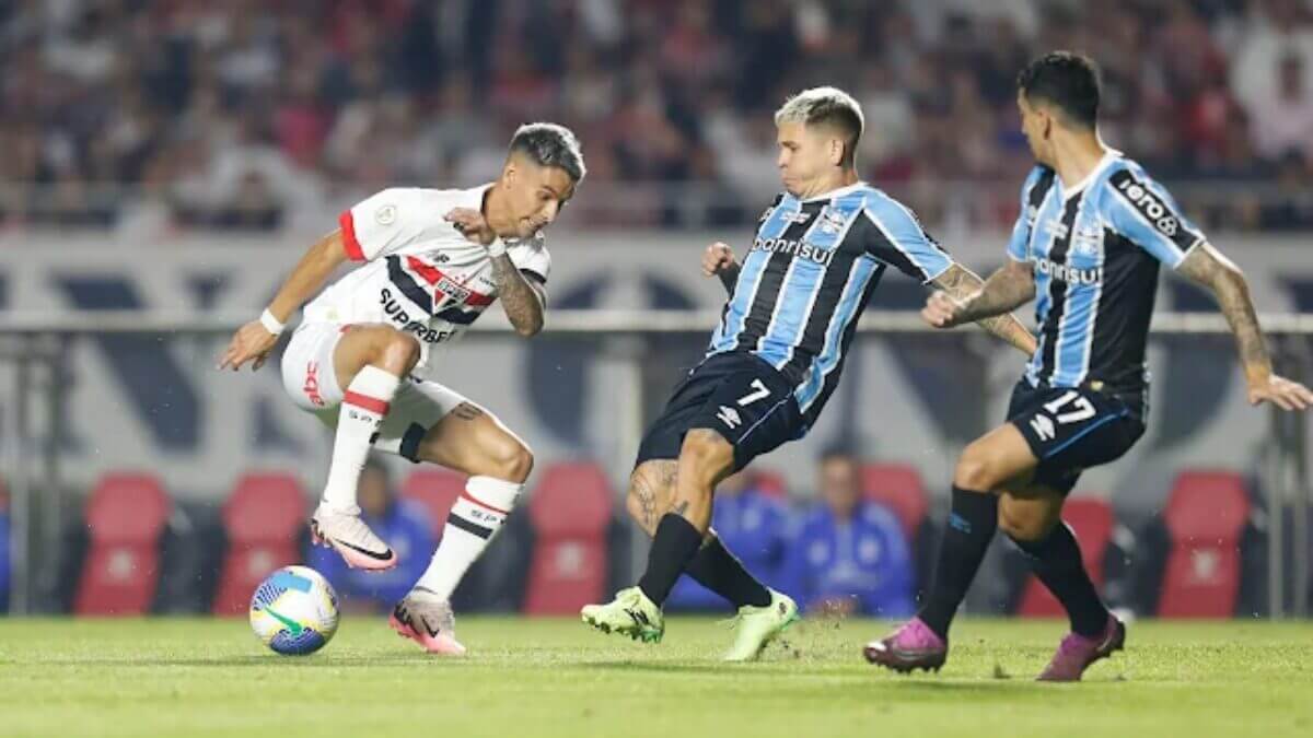 Grêmio vence São Paulo e encaminha permanência na Série A