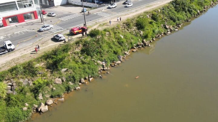 Carro caiu no Rio Tubarão, no Sul de Santa Catarina (Foto: Corpo de Bombeiros Militar, Divulgação)