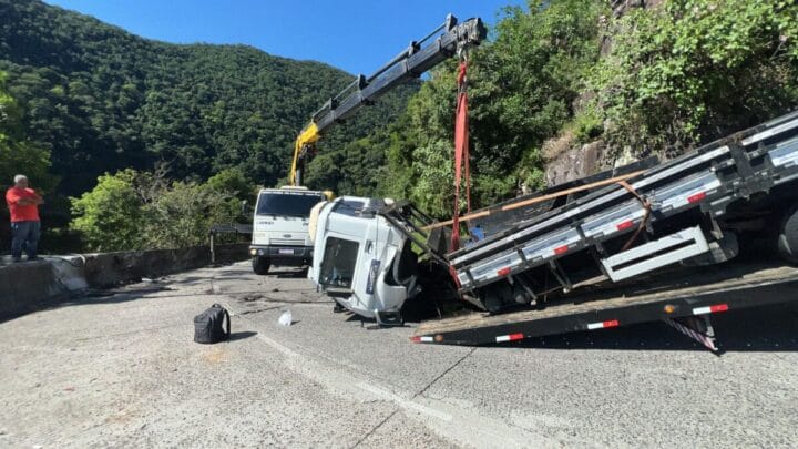 Guincho remove caminhão pendurado em mureta e trânsito é liberado na Serra do Rio do Rastro, (5)