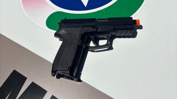 Homem teria ameaçado pessoas em Itajaí com arma falsa (Foto: Polícia Militar, Divulgação)