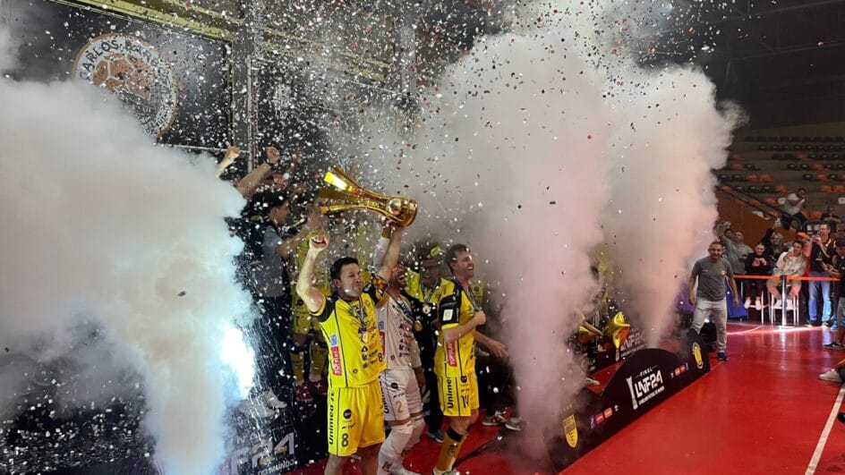 Jaraguá ergue a taça de campeão da Liga Nacional de Futsal