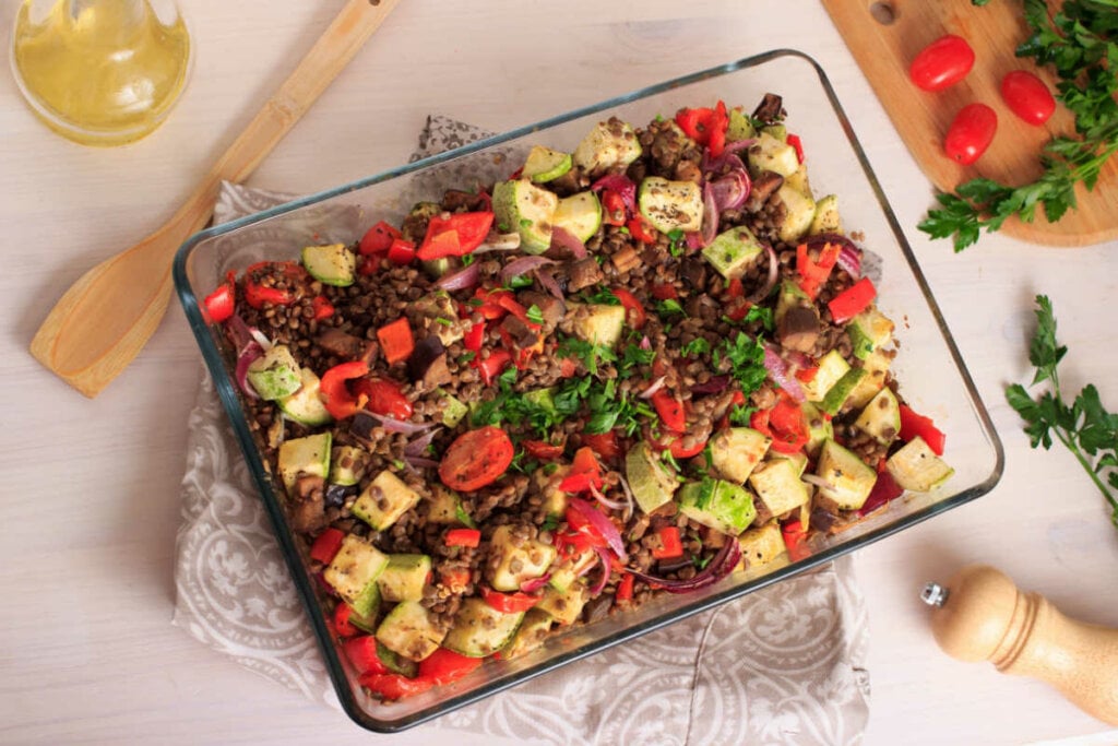 Lentilha assada com vegetais (Imagem: Elena M. Tarasova | Shutterstock)