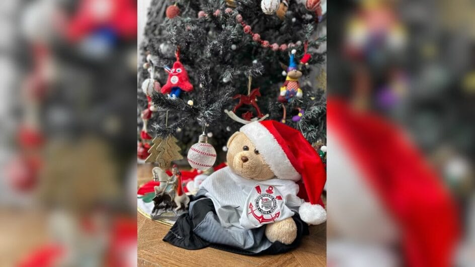 Detalhe da árvore de Natal do Corinthians com o mascote dos Jogos Olímpicos de Paris - (Foto: Reprodução)