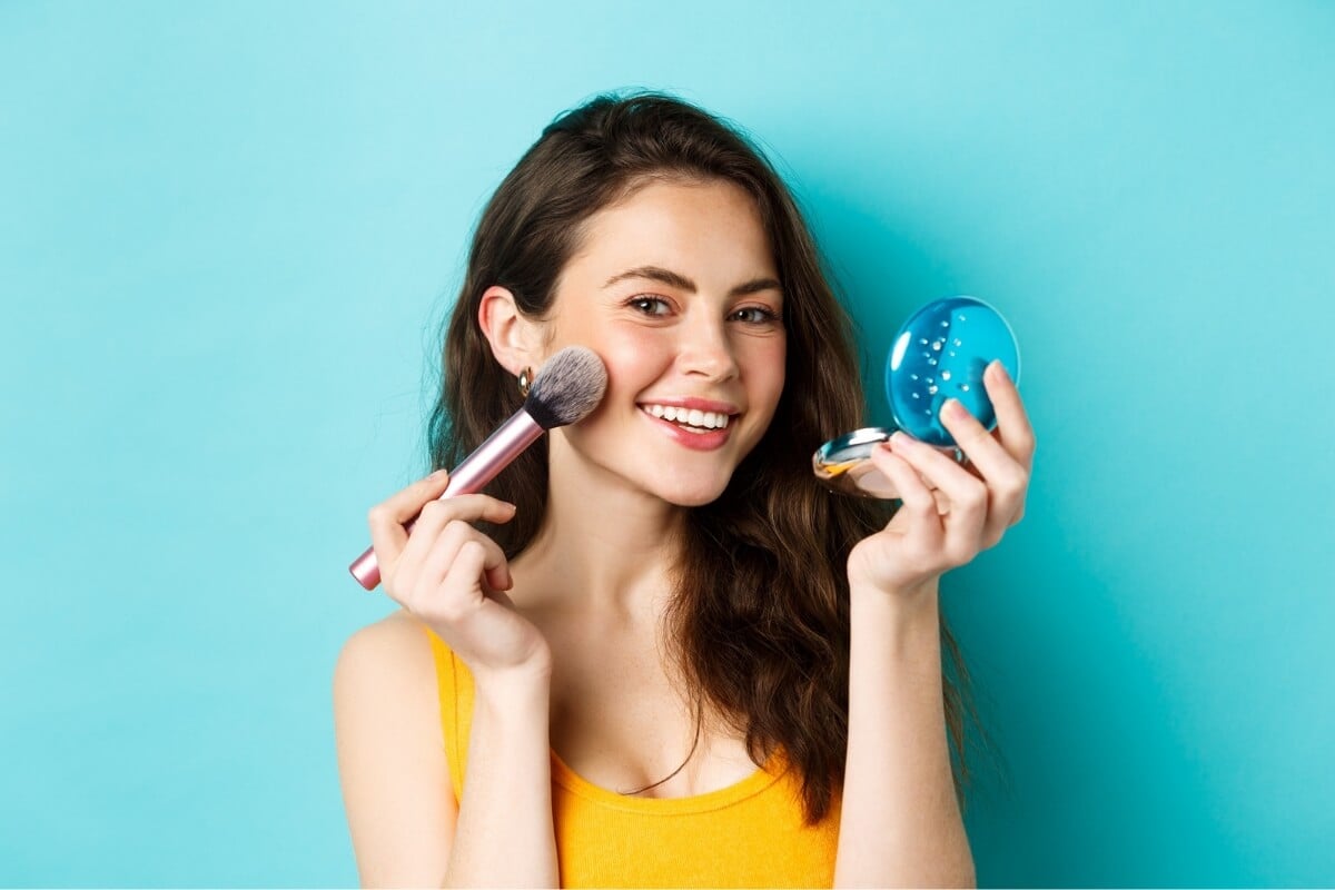 Desfiles de moda e influenciadoras antecipam as tendências de maquiagem para o verão 2025 (Imagem: Mix and Match Studio | Shutterstock)