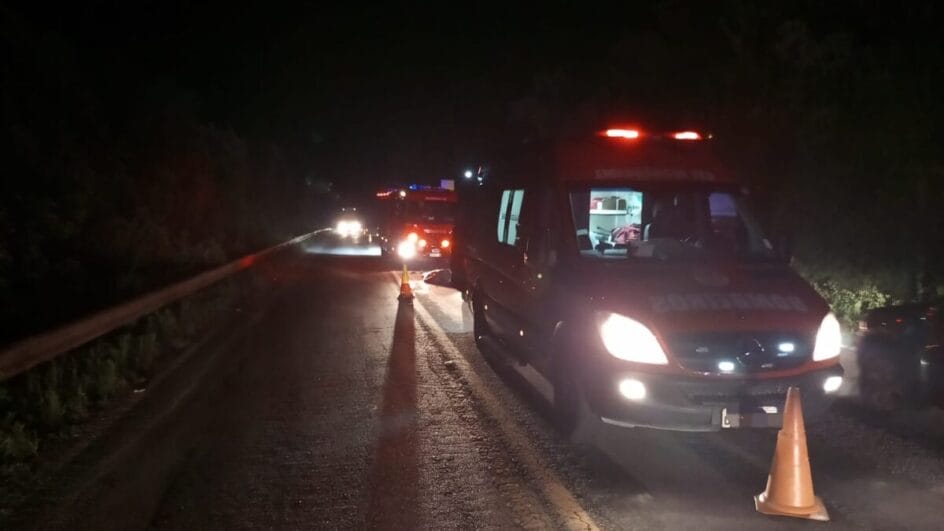 Motorista colide, atropela caminhoneiro e morre na BR-282 na Grande Florianópolis