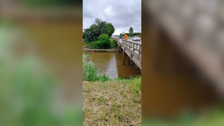 Motorista perde controle, carro sai da pista e cai em rio da BR-280 em SC