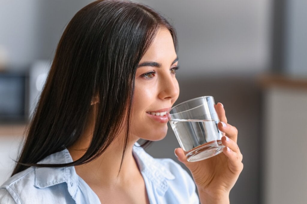 A água ajuda a eliminar o inchaço causado por alimentos ricos em sódio e processados (Imagem: Pixel-Shot | Shutterstock)