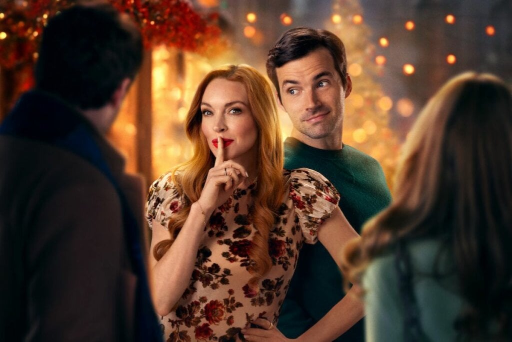 ‘Nosso Segredinho’ acompanha a história de um casal de ex-namorados que, após descobrirem que seus atuais parceiros são irmãos, são obrigados a passar o Natal sob o mesmo teto (Imagem: Reprodução digital | Netflix)