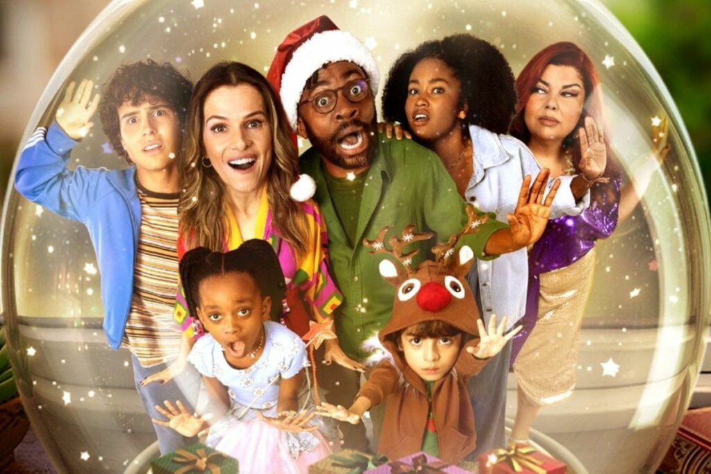 ‘O Primeiro Natal do Mundo’ narra a trajetória de uma família que se une para salvar o Natal após uma das crianças pedir que a data desapareça (Imagem: Reprodução digital |  Prime Video)