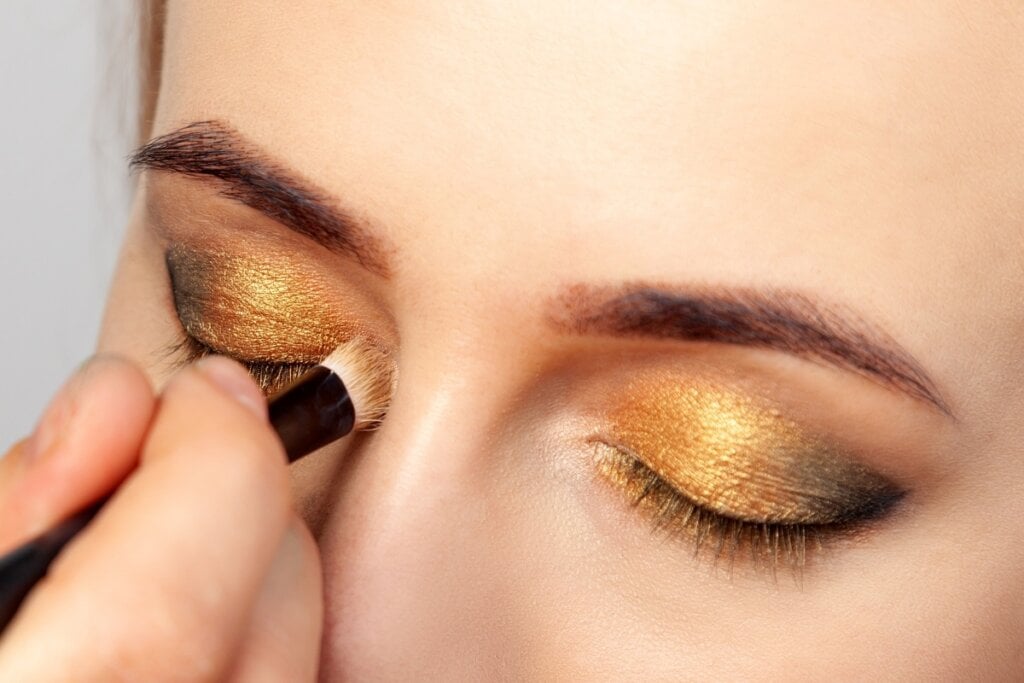 Os olhos metalizados ajudam a criar um look marcante (Imagem: Aleksandr Kondratov | Shutterstock)