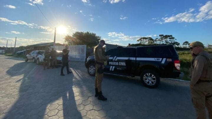 Pedreiro morto no Sul catarinense é encontrado rolado em lençol.