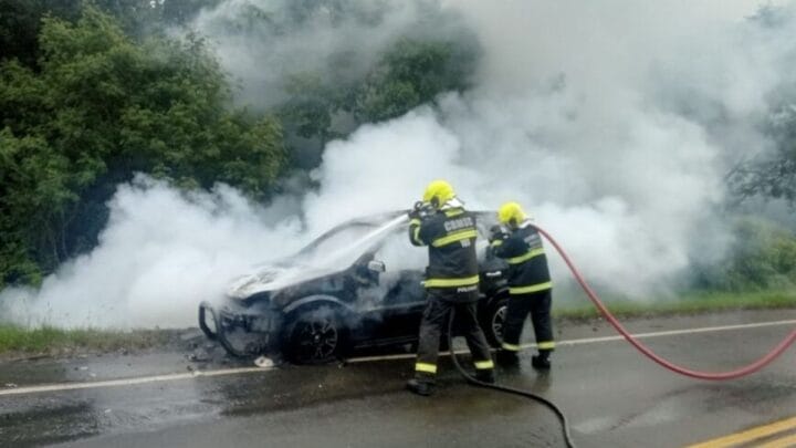 Bombeiros vão dar treinamento de como combater incêndios em carros elétricos (Foto: CBMSC, Divulgação)