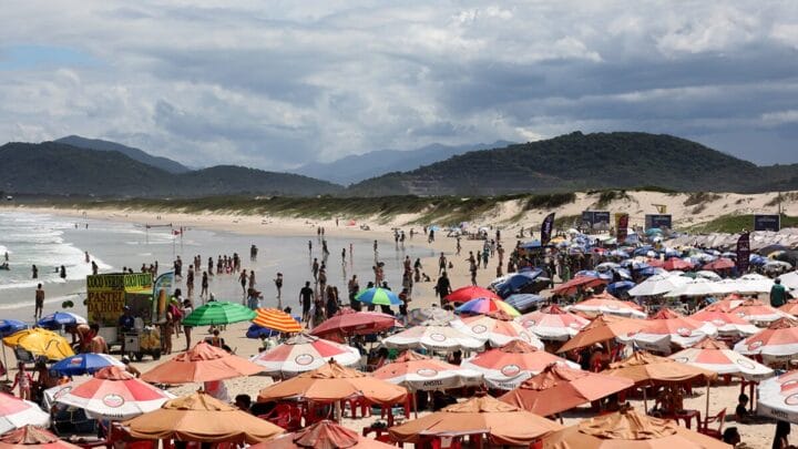 Barracas, caixa de som e animais: o que pode e o que não pode nas praias de Florianópolis