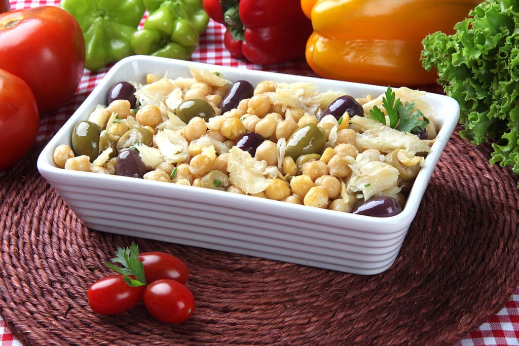 Salada de grão-de-bico com bacalhau (Imagem: Paulo Vilela | Shutterstock)