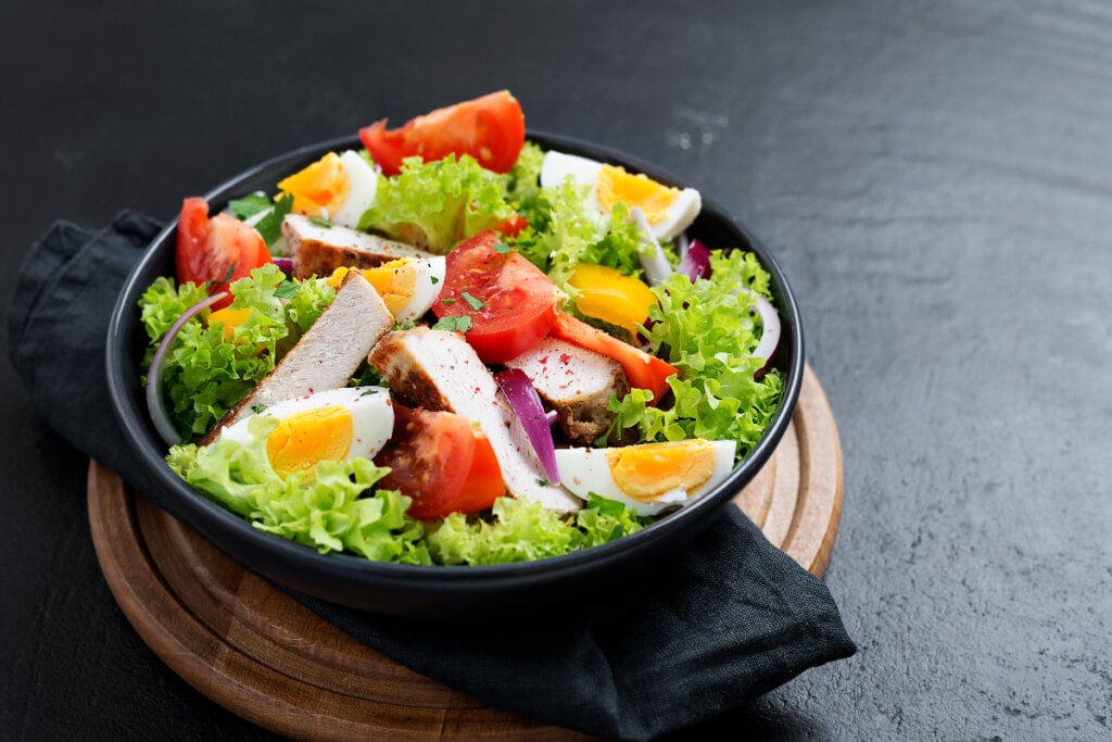 Salada com frango e ovo (Imagem: Nelea Reazanteva | Adobe Stock)