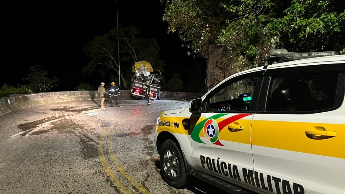Serra do Rio do Rastro é bloqueada após caminhão após colidir com mureta de proteção (1)