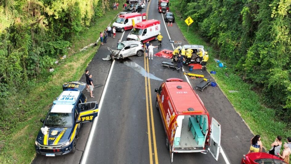 Acidente na BR-282 deixou quatro pessoas mortas.