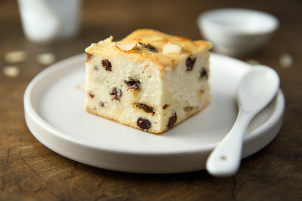 Torta de ricota com uva-passa (Imagem: Mariakovaleva | Shutterstock)