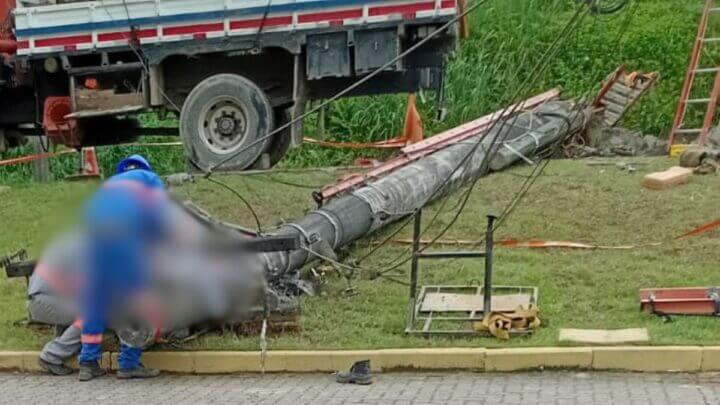 Trabalhador morreu em Joinville após batida de poste (Foto: Reprodução)