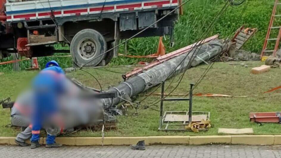 Trabalhador morreu em Joinville após batida de poste (Foto: Reprodução)