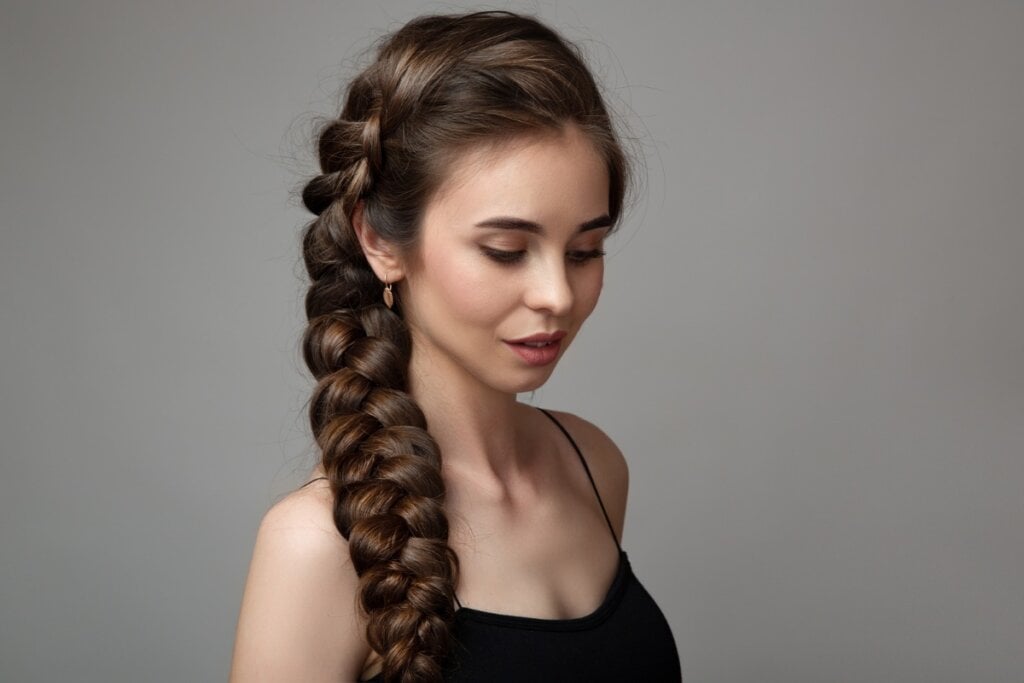 A trança lateral é ideal para quem gosta de um visual romântico e detalhado (Imagem: Kourdakova Alena | Shutterstock)