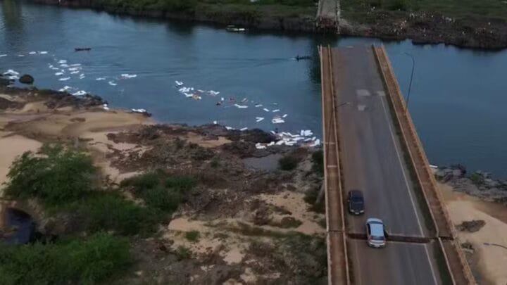 VÍDEO Imagens aéreas mostram carro preso em fenda de ponte entre Tocantins e Maranhão