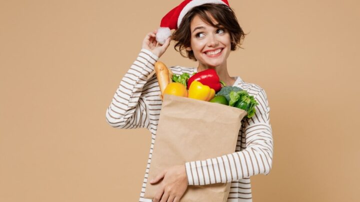 Equilibrar pratos típicos com opções nutritivas contribui para um fim de ano mais saudável (Imagem: ViDI Studio | Shutterstock)