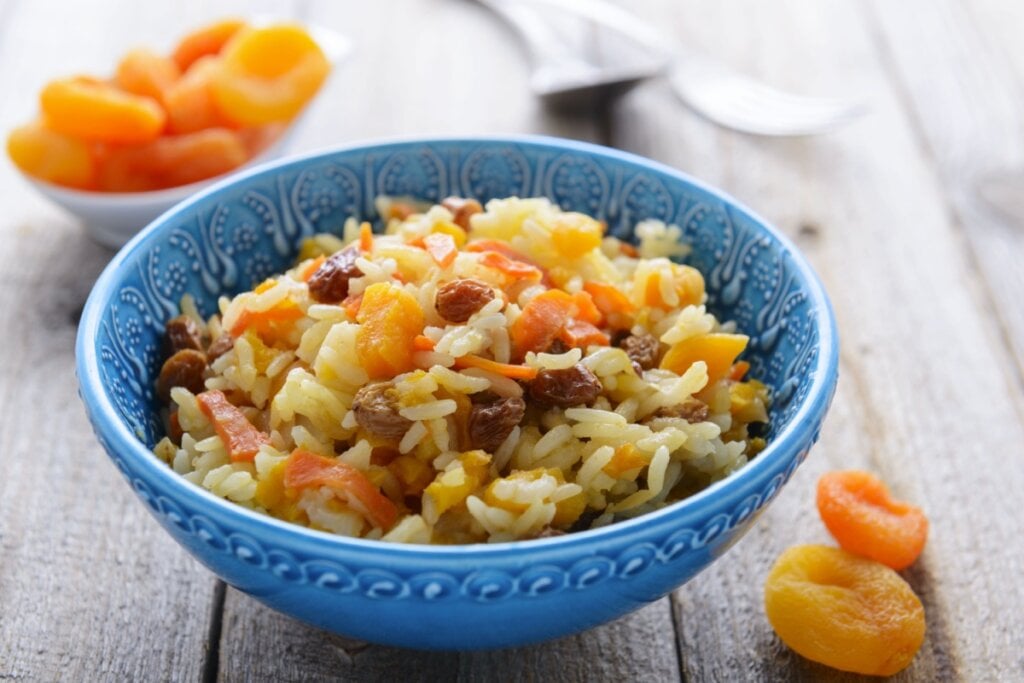 Arroz com frutas secas (Imagem: pamuk | Shutterstock)