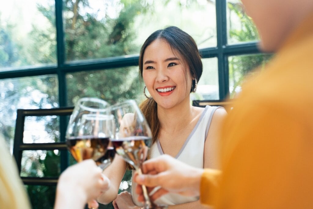 Beber água entre as doses de álcool ajuda a manter o corpo hidratado e reduz os efeitos da desidratação (Imagem: theshots.co | Shutterstock)