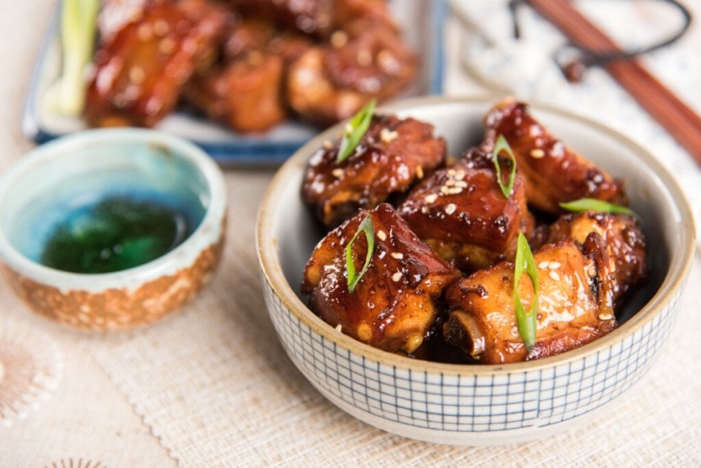 Costelinha de porco com molho barbecue (Imagem: Maggiezhu | Shutterstock)