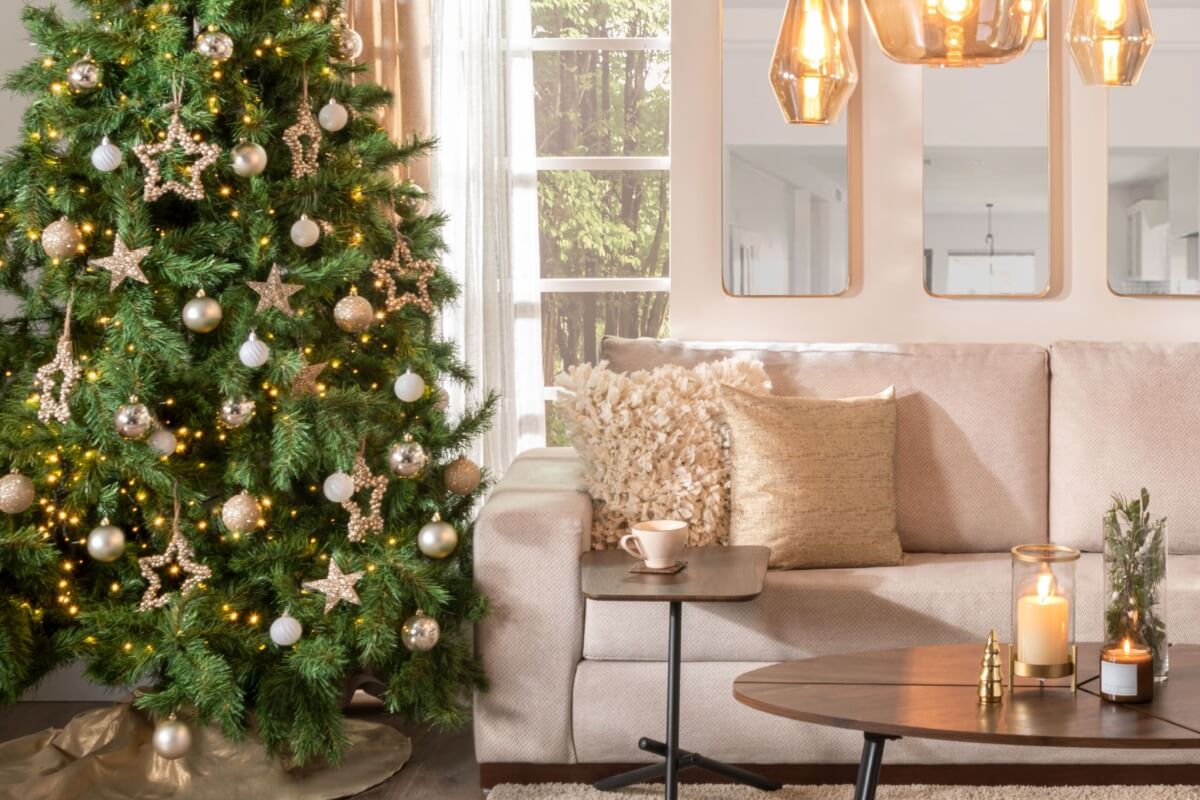 O dourado ajuda a trazer mais elegância para a decoração de Natal (Imagem: Danielcc | Shutterstock)