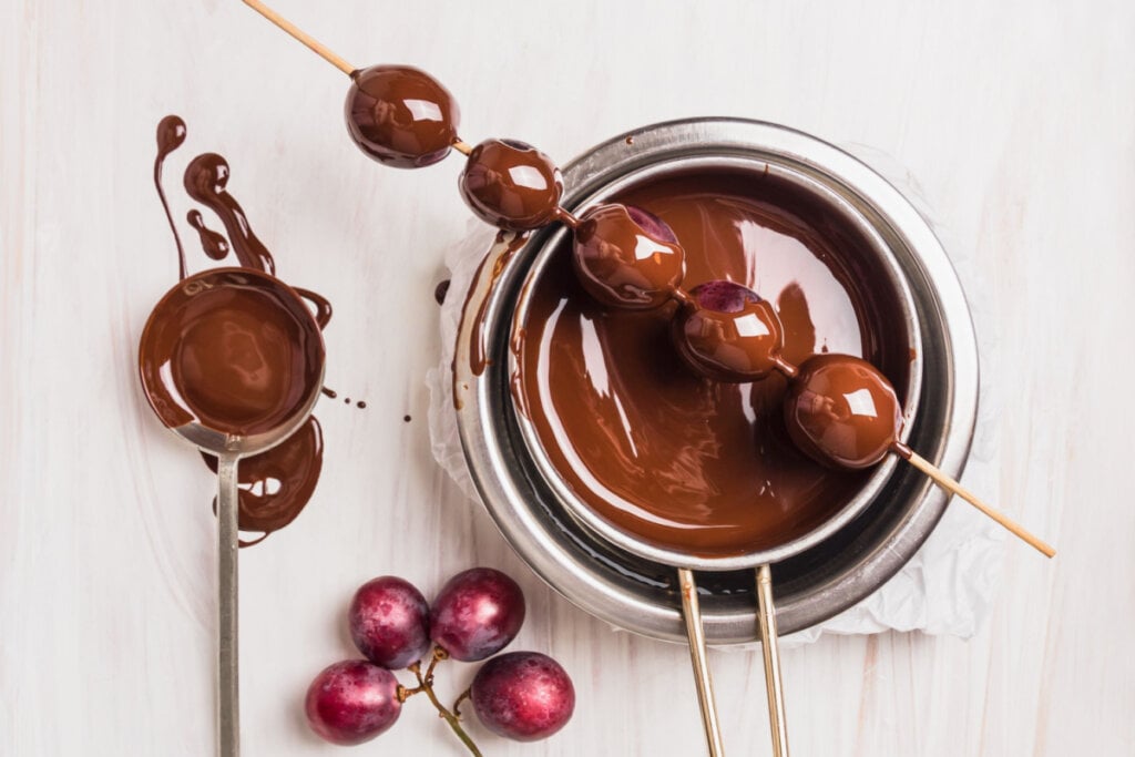 Espetinho de uva com chocolate (Imagem: VICUSCHKA | Shutterstock)