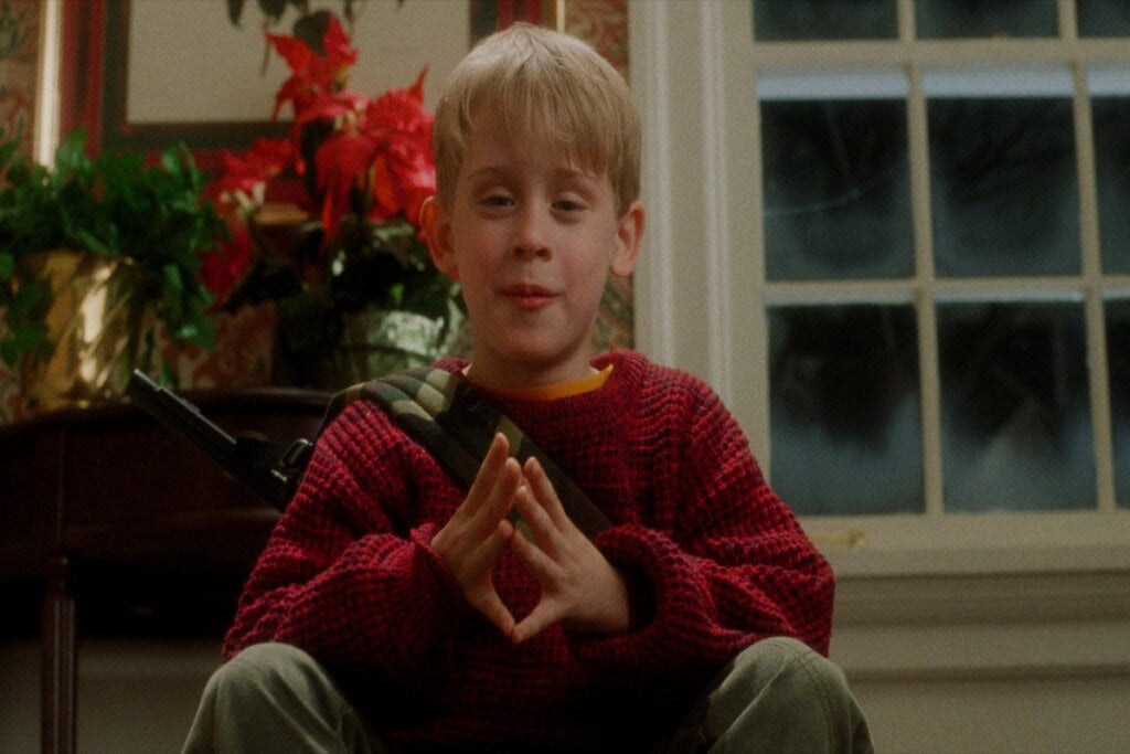 Em ‘Esqueceram de Mim’, Kevin usa a criatividade para espantar bandidos atrapalhados (Imagem: Reprodução digital | Disney+)