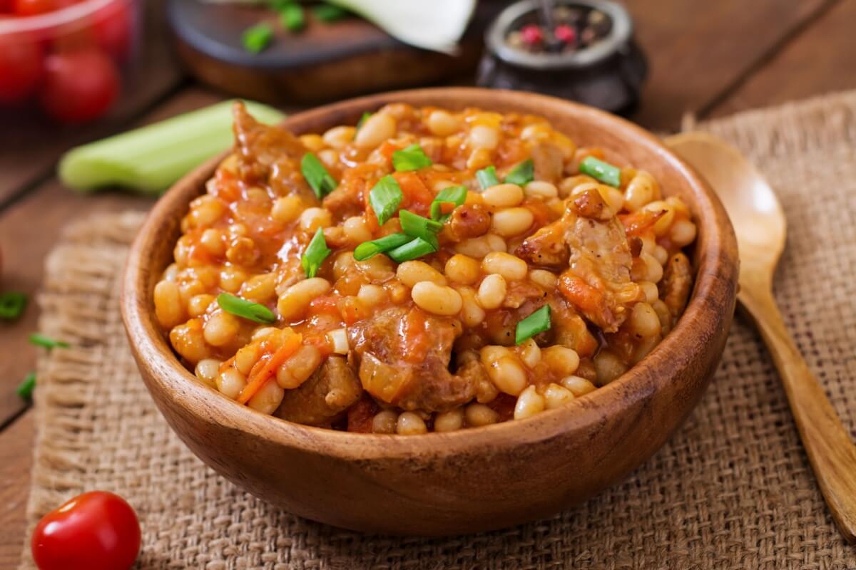 Feijão-jalo com carne (Imagem: Timolina | Shutterstock)