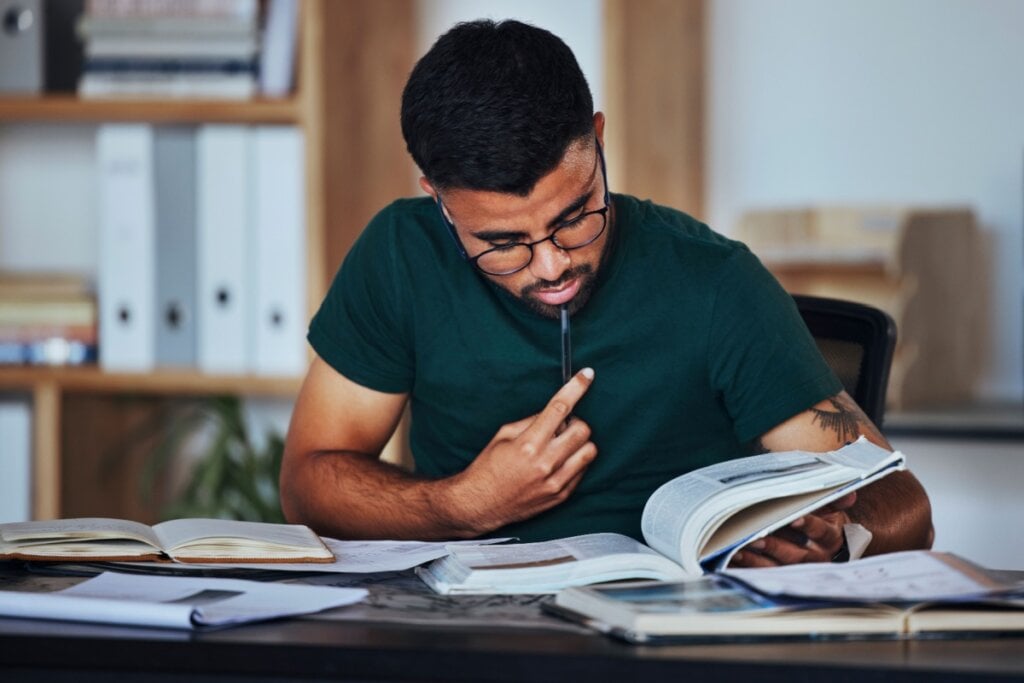 A “Era da Emergência” pode ser tema da redação (Imagem: PeopleImages.com – Yuri A | Shutterstock)