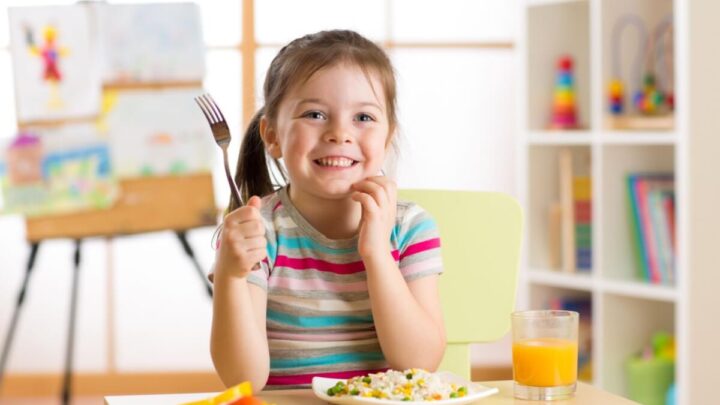 É possível aproveitar as férias escolares para estimular as crianças a desenvolverem uma relação saudável com os alimentos (Imagem: Oksana Kuzmina | Shutterstock)