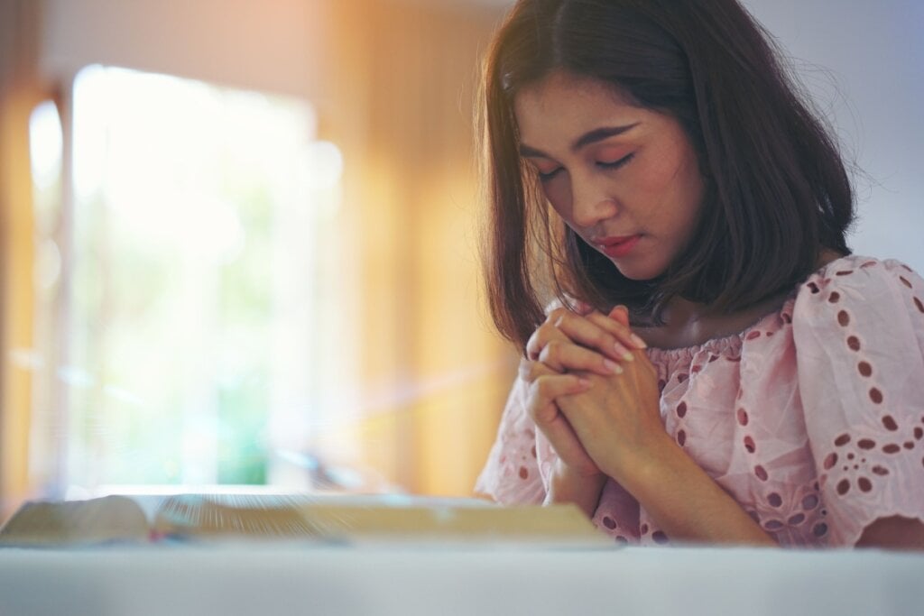 A oração a Santa Adelaide aproxima as pessoas da fé e pode auxiliar nos desafios do dia a dia (Imagem: Es5669 | Shutterstock)