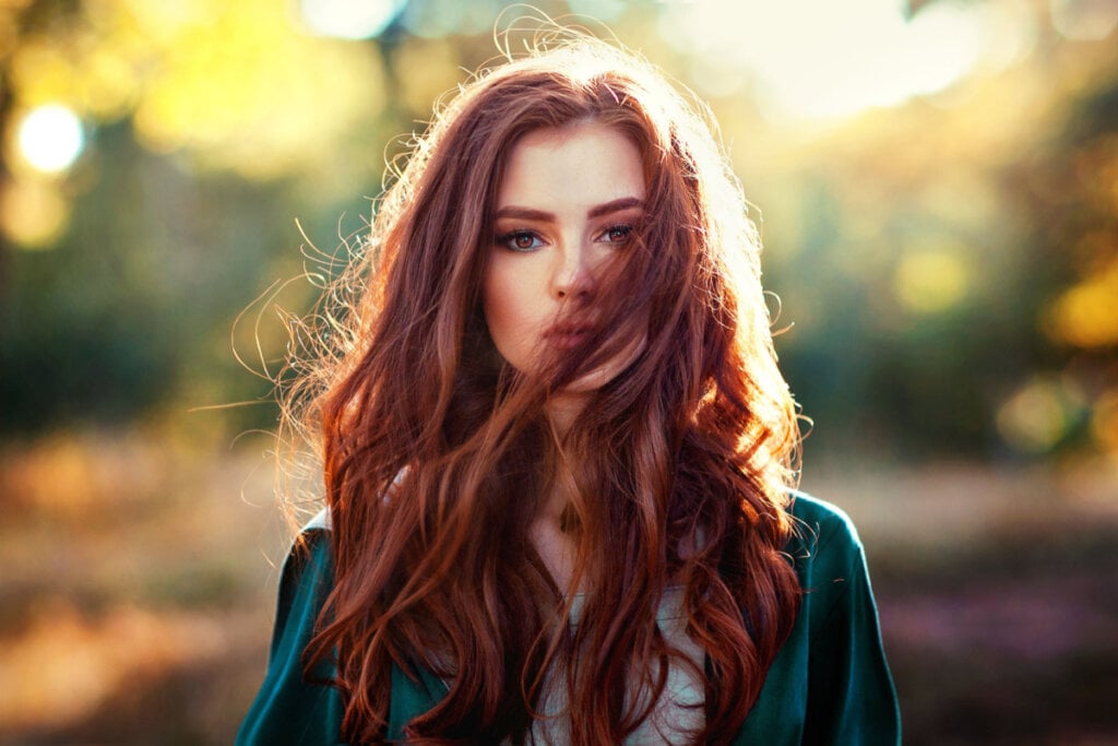 O “sunkissed red” combina o ruivo vibrante com reflexos dourados e acobreados (Imagem: Boiko Olha | Shutterstock)