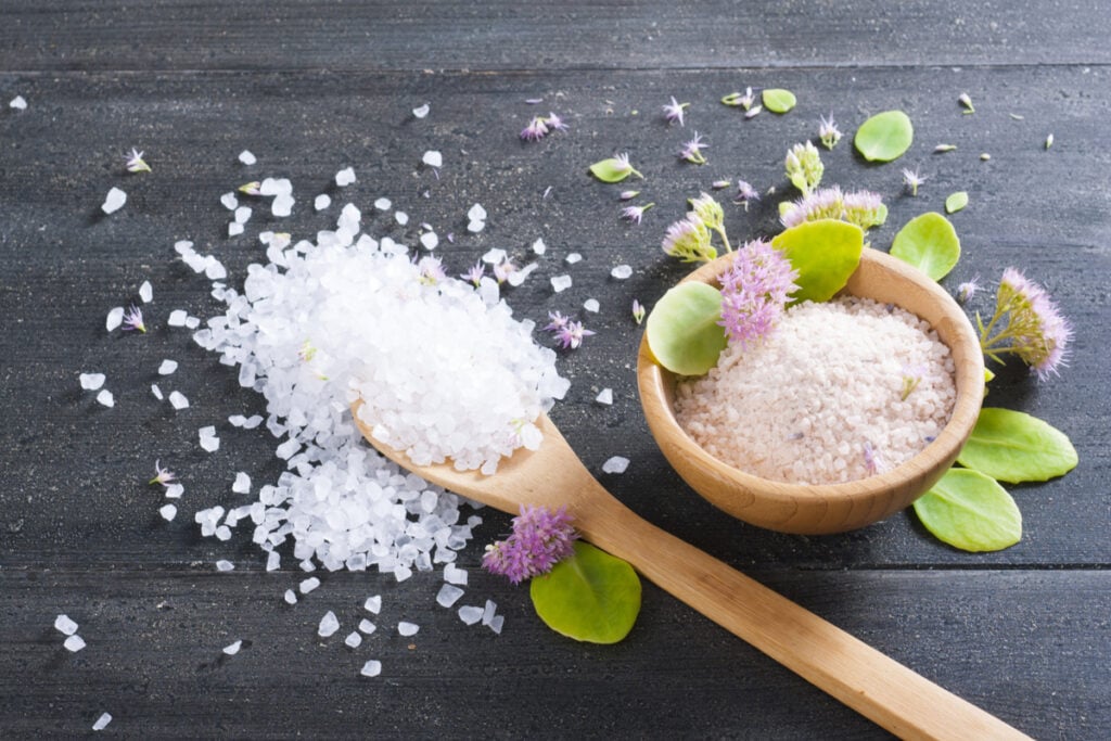O sal ajuda a purificar as energias negativas e atrair boas oportunidades no trabalho (Imagem: images72 | Shutterstock)